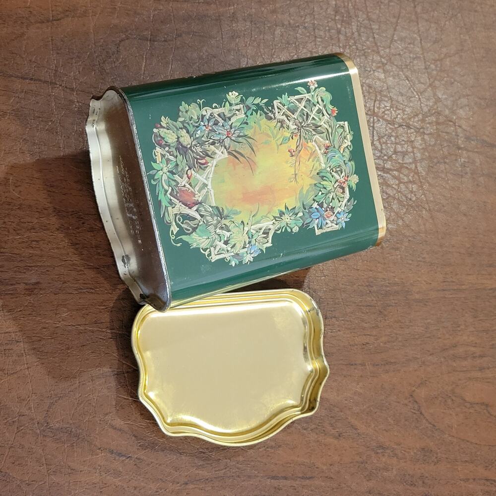Vintage Christmas Tin England Holiday Tea 1981 Green Pineapples Gold Trim Avon - Picture 8 of 9